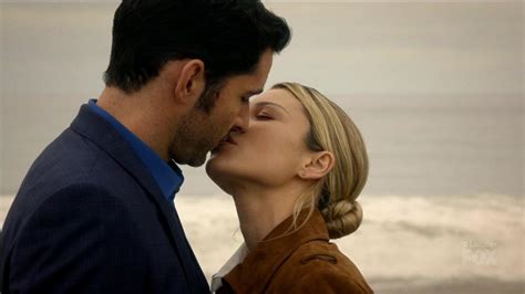 chloe lucifer kiss